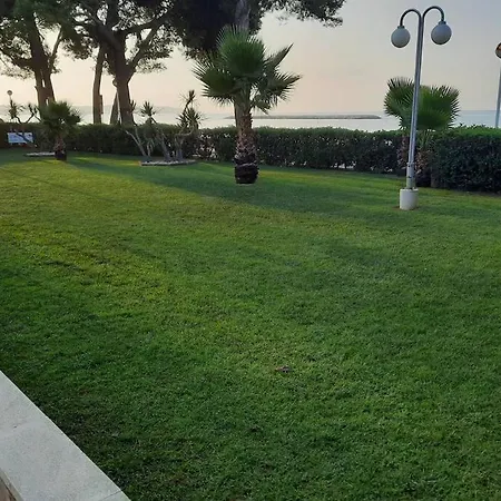 Con Piscina, En Primera Linia De Mar. *