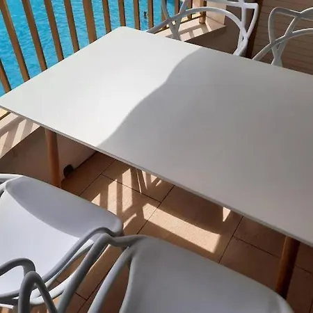 Apartment Con Piscina, En Primera Linia De Mar.